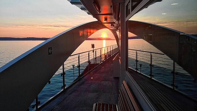 (Archivbild) Die Idylle trügt ein wenig: Die Fahrt mit der Fähre zwischen Meersburg und Konstanz ist nicht nur zum Sonnenuntergang ein ...