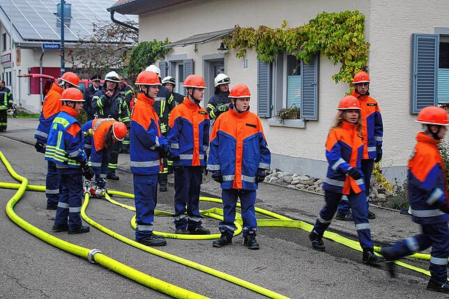 Die Jugendfeuerwehr rückt zum Brandeinsatz aus. Dafür ist ein Übungsbrandhaus aus Holzkisten und Pappe aufgebaut und in Brand gesetzt ...