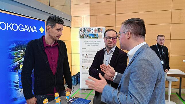 Gemeinsam mit Schulleiter Fabian Zoller-Wunderlich (mitte) hat sich Bürgermeister Ulrich Krieger ein Bild von der Messe gemacht.