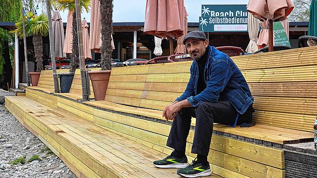 Mit über 20 Meter Länge hat Ernie Tufan, Chef des Beach-Clubs, die wohl längste Sitzbank der Stadt an der Terrasse anbringen lassen.