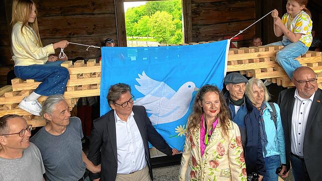 Adrian Bütikofer, Joy Lier (auf der Brücke), Urs Koch, Bürgermeister Thomas Auer, Lucia Angela Cavegn, Gunar Seitz, Ragn Hild Becker, ...
