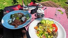Salate in verschiedenen Variationen sind bei diesen Temperaturen genau das Richtige.