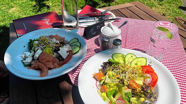 Salate in verschiedenen Variationen sind bei diesen Temperaturen genau das Richtige.