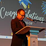Direktor Fabian Zoller -Wunderlich hielt eine Rede bei der Abschlussfeier in der Rappensteinhalle in Laufenburg.