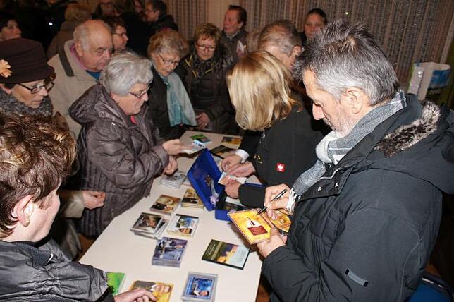In der Pause musste Oswald Sattler Autogramme geben.