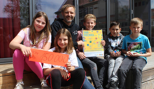 Von links: Selina Grüner, Olivia Szlama, Schulsozialarbeiter Tobias Buck, Matty Wetterer, Max Maag und Max Rech freuen sich über das ...