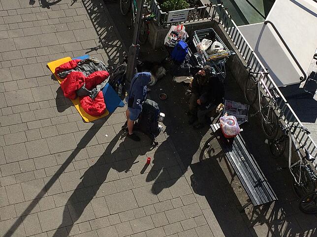 Menschen lagern vor dem Tertianum, dem Pano und der Postbank.