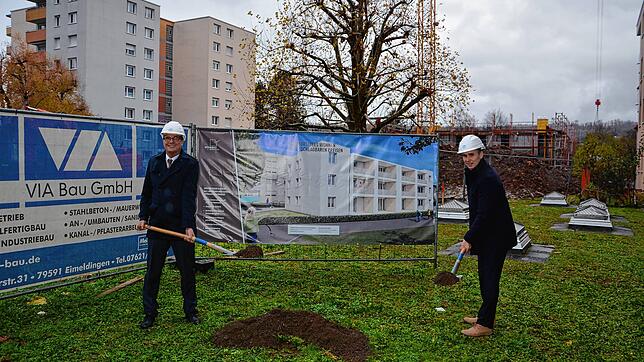 Spatenstich in der Ernst-Reuter-Straße: OB Klaus Eberhardt (links) und Geschäftsführer Markus Schwamm.