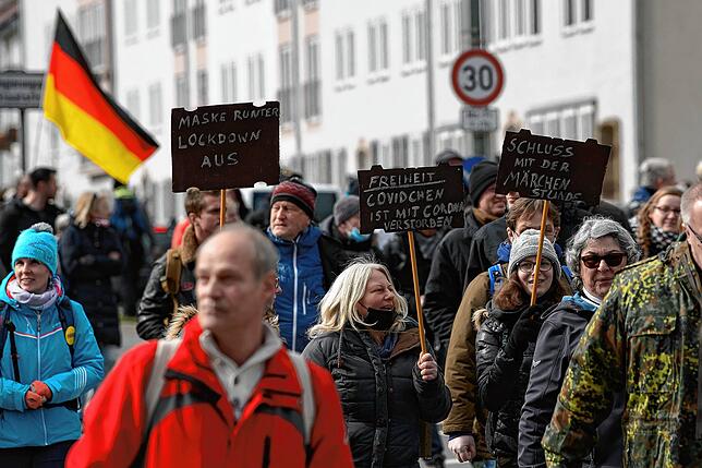Teilnehmer gehen bei einer Kundgebung unter dem Motto “Freie Bürger Kassel – Grundrechte und Demokratie„ durch die ...