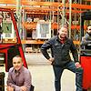 Die beiden Geschäftsführer des Singener Start-ups Giltec Frank Pilz (2. von links) und Steffen Waltenberger (2. von rechts) verfolgen ...