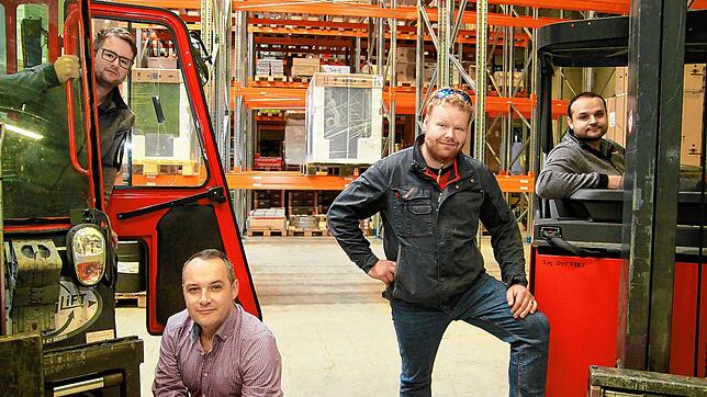 Die beiden Geschäftsführer des Singener Start-ups Giltec Frank Pilz (2. von links) und Steffen Waltenberger (2. von rechts) verfolgen ...