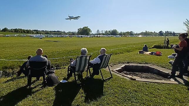 Während der Friedrichshafener Messe Aero wird Markdorf zur Drehscheibe für Besucher: Zwischen 150 und 180 Ultraleichtflugzeuge parkten ...