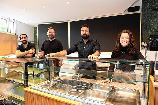 Yakup Mert, Clemens Velten, Deniz Mert und Stefanie Bay (von links) an der Theke ihres künftigen Restaurants. Zu ihrem Glück wurden hier ...