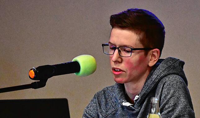 Bezirksvorsitzende Katharina Keßler (Kleinkems) bei der Halbjahrestagung in Huttingen zur offenen Zahl an geforderter Ordner auf dem ...