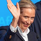 Parteichefin Alice Weidel winkt dem Publikum in den Donauhallen zu.