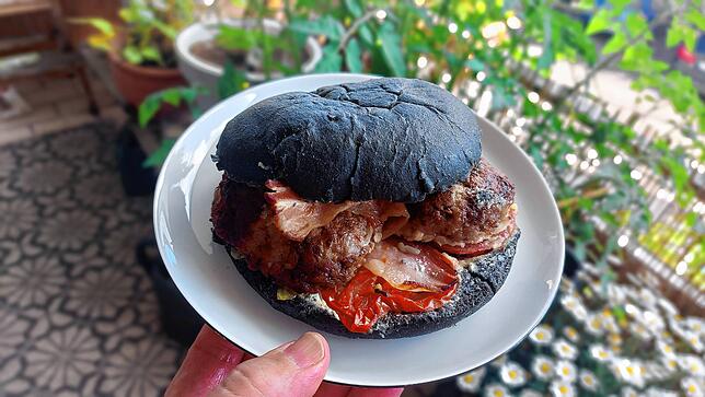 Der Bodensee-BBQ-Burger der Metzgerei Müller in der Rosgartenstraße: Die schwarze Farbe des Brioche-Brötchens kommt von der Farbe des ...