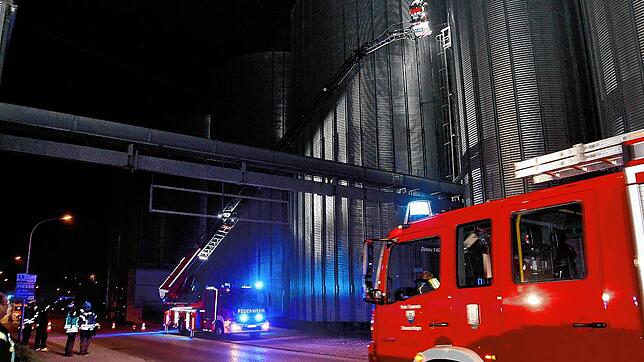 Die Donaueschinger Feuerwehr setzt bei einer Übung Anfang November bei den Silotürmen der ZG Raiffeisen die Drehleiter ein. Lässt sich ...