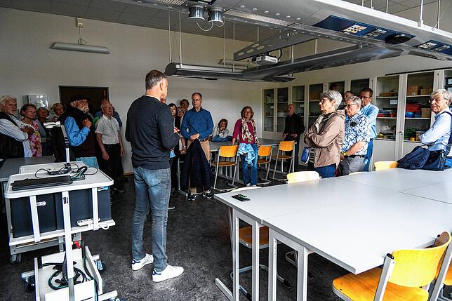 50 Jahre nach ihrem Abschluss werden die ersten KMG-Abiturienten durch das alte Schulhaus geführt, das heute zum Graf-Zeppelin-Gymnasium ...