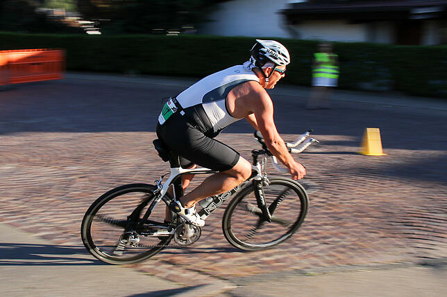 Bild 6: Mit der Nummer 117 durch die Triathlon-Nacht &ndash; wir haben Teilnehmer Dietmar Granacher begleitet