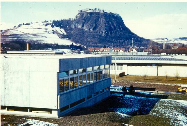 An Schlichtheit kaum zu überbieten war das neue Friedrich-Wöhler-Gymnasium im Singener Münchriedareal, wie das Foto von Achim Holzmann ...