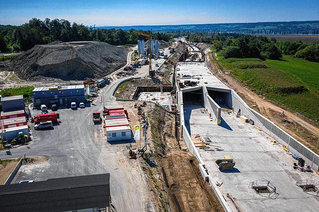 Im westlichen Bereich der Baustelle wird die Baugrube bereits wieder mit Erde verfüllt.