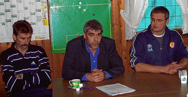 Aus für die Fusion 2003: Flankiert von Trainer Michael Gessner und Sportchef Dieter Albrecht (rechts) verkündete VfR-Chef Ulli Lörracher ...