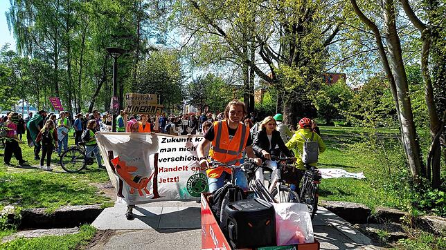 Hier auf dem Fahrradweg beginnt die Klimademo der Fridays vom Herosé-Park aus in Richtung Innenstadt und Stephansplatz.