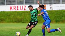 Marius Henkel (links) vom VfR Stockach schoss zwei Tore in der Partie gegen Hegauer FV (Justin Braun). Der VfR Stockach siegte 6:0.