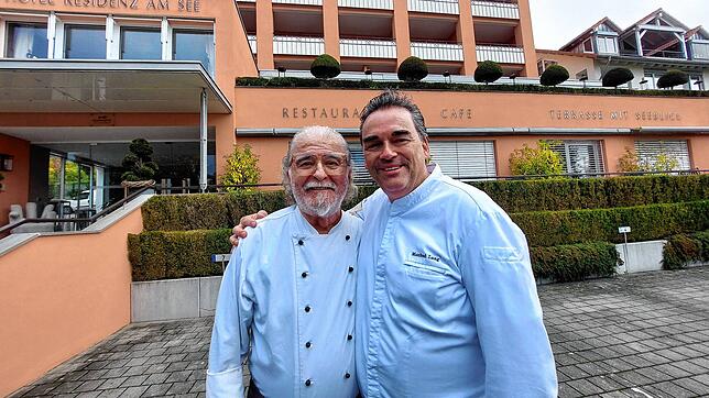 Gute Freunde kann niemand trennen: Maurizio Canestrini (links) und Manfred Lang vor dem Romantik Hotel Residenz am See, in dem sich auch ...