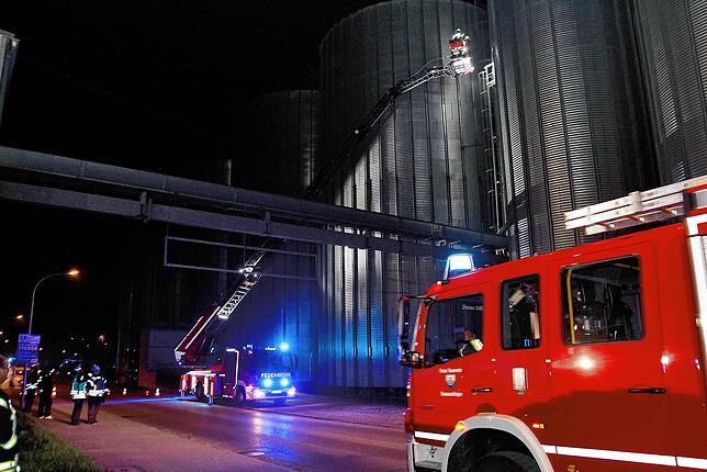 Bild 3: Feuerwehr, THW und DRK üben gemeinsam den Ernstfall. Hier gibt es die Bilder!