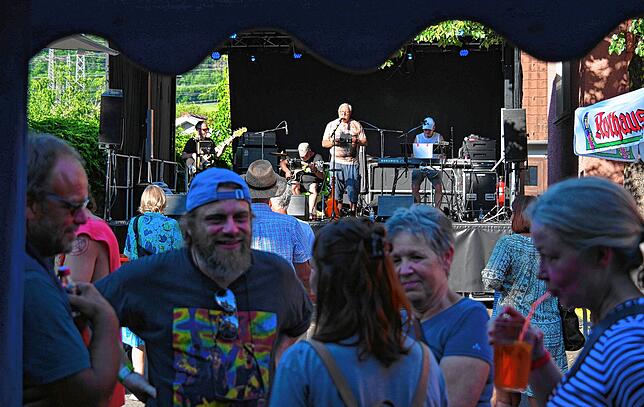 Bild 32: Sommer, Musik, gute Laune: So feierte Gurtweil das Gurtwiil Open Air 2025 - Das sind die besten Bilder