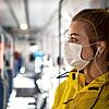 Ohne geht es ab Montag nicht mehr: Eine Frau mit einer Schutzmaske steht in einer Straßenbahn.