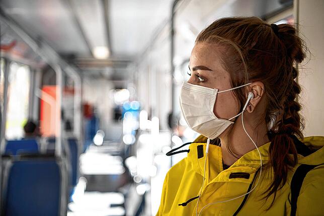 Ohne geht es ab Montag nicht mehr: Eine Frau mit einer Schutzmaske steht in einer Straßenbahn.