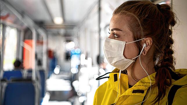 Ohne geht es ab Montag nicht mehr: Eine Frau mit einer Schutzmaske steht in einer Straßenbahn.