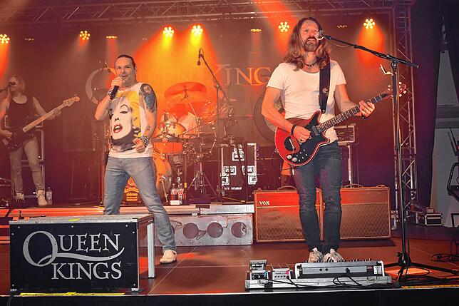 Die Queen-Cover-Band The Queen Kings gastierte in der Huber-Kulturhalle und sorgte für ausgelassene Partystimmung.