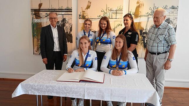 Bürgermeister Johannes Moser (links) lud die Europameisterinnen im Kunstrad Vierer des RMSV Edelweiß Aach zum feierlichen Empfang in das ...