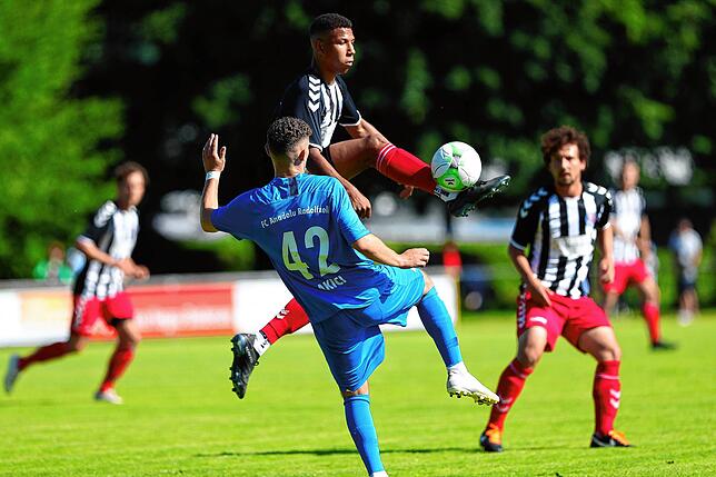 Liam Omore vom SC Konstanz-Wollmatingen (oben).