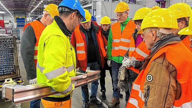 Die Besucher in Aktion: Werksleiter Sébastien Riber (gelbe Jacke) erklärt den Gästen der Aktion &bdquo;Der SÜDKURIER öffnet Türen&ldquo; ...