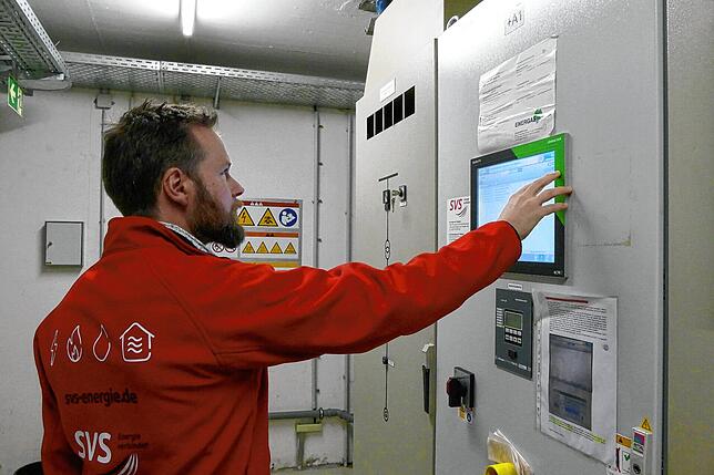 Blick in das Blockheizkraftwerk am Romäusring in Villingen, beim Parkhaus am Theater am Ring. Ingenieur Jörg Schmalhorst von den ...