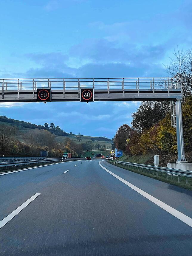 Schon lange vor dem Hohentwieltunnel weisen Hinweisschilder auf die Temporeduzierung hin.