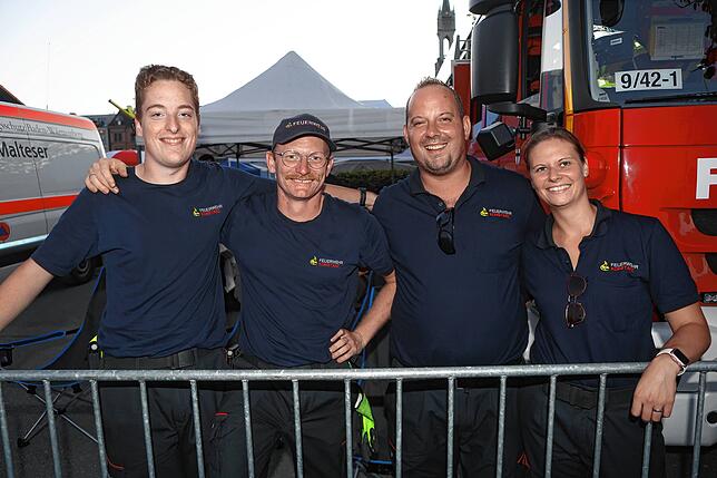 Bild 25: Seenachtfest 2024: Party auf dem Festgelände. Hier sorgen DJs und Bands für Stimmung bei den Gästen
