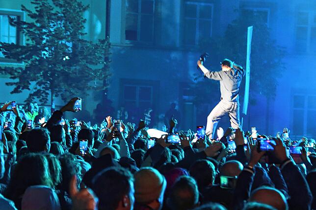 Auf dem Board surft Stefan Buck – getragen von den Fans – über den Herrenacker in Schaffhausen.