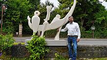 Der Bildhauer Josef Henselmann vor der weißen Skulptur im Garten des Marstalls, die mit Odysseus darstellt, der am Mast seinen Schiffs ...