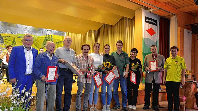Ehrende und Geehrte (von links): Meinrad Joos, Horst Schneider, Johann Lauber, Heiko Sattler, Agnes Lütte, Julia Lütte, Harald Lütte, ...
