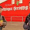 Für Edwin Häufle (links) und Simon Wiedenmaier ist das Helfen beim Aufbau zum Ehinger Herbstfest Ehrensache.