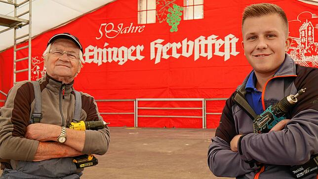 Für Edwin Häufle (links) und Simon Wiedenmaier ist das Helfen beim Aufbau zum Ehinger Herbstfest Ehrensache.