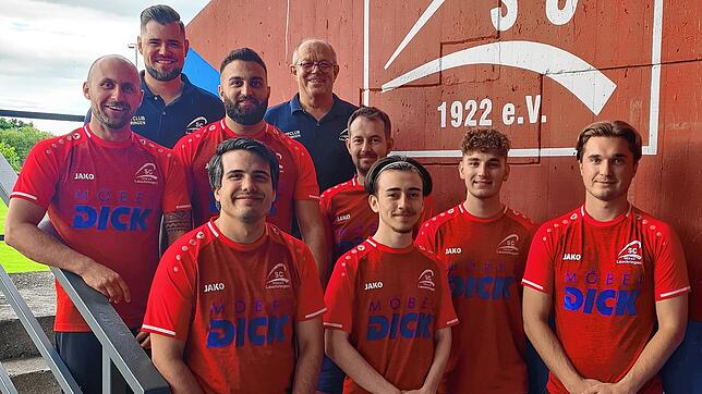 Neue Spieler beim SC Lauchringen: (Hinten von links) Fabian Steffen, Vorstand Marketing und Uwe Weißenberger, Beisitzer Sport, (Mitte ...