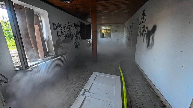 Rauch dringt aus dem Keller ins Erdgeschoss.