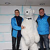 Martina Müller und Dieter Wäschle mit dem Eisbär, der die Besucher auf dem Weihnachtsschiff begrüßt.