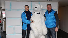 Martina Müller und Dieter Wäschle mit dem Eisbär, der die Besucher auf dem Weihnachtsschiff begrüßt.